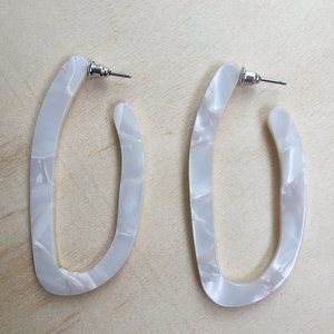 Marble-look white pierced earrings